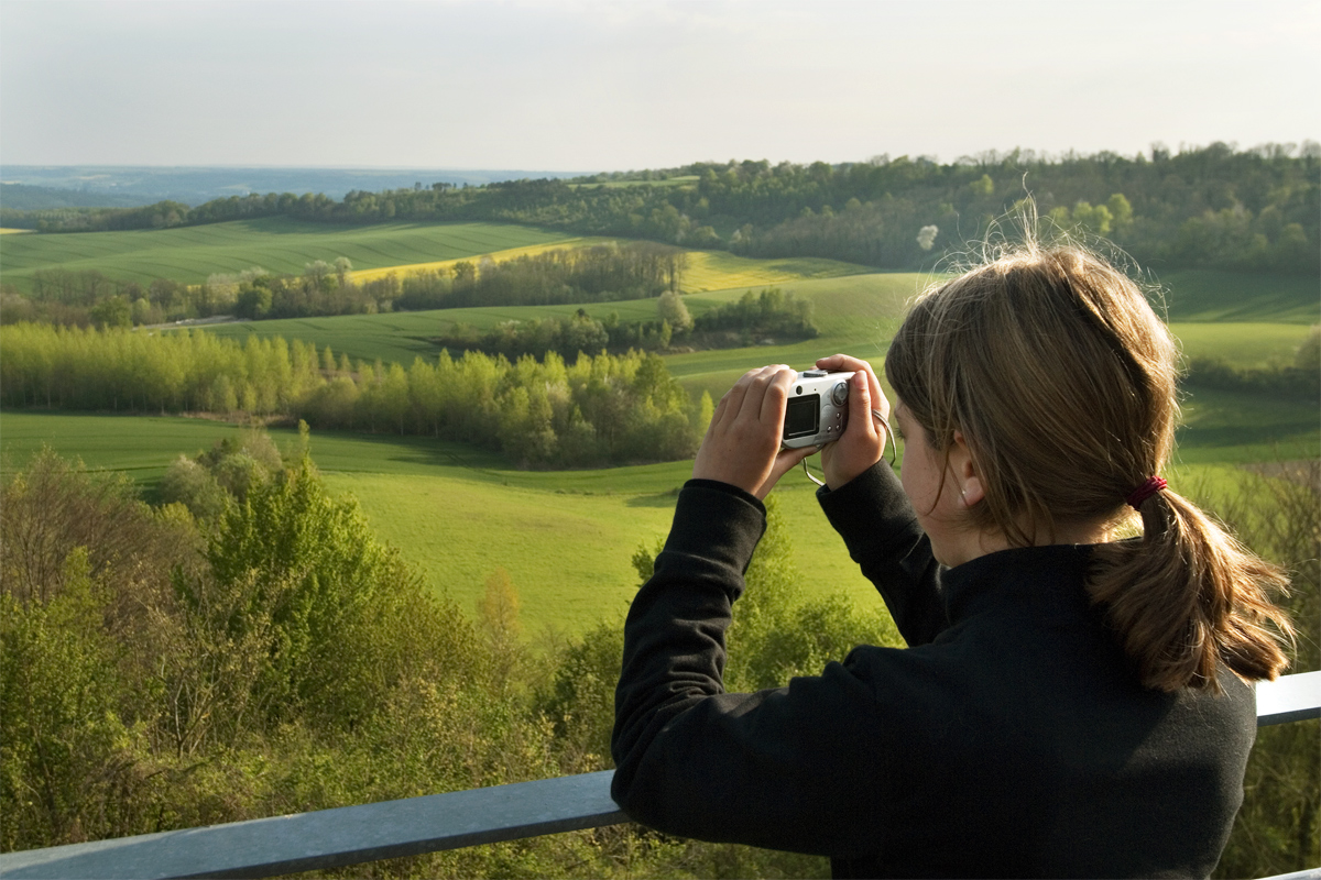 Enfant photographiant le paysage depuis les terrasses de la Caverne du Dragon-Musée du Chemin des Dames (Aisne)