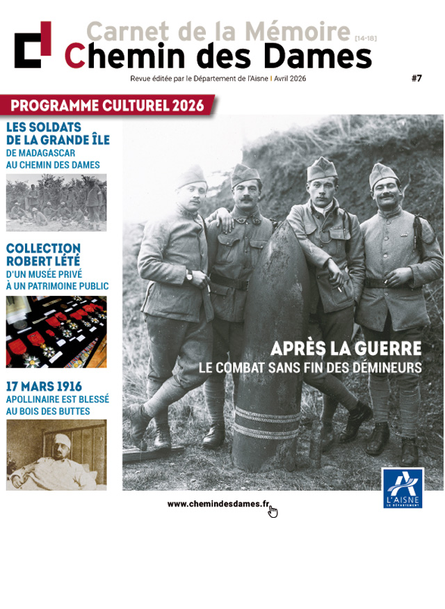 Couverture du Carnet de la Mémoire – Chemin des Dames 2026, avec une photographie d’archives de quatre soldats autour d’un obus.