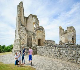 Promenade en famille dans les vestiges du chateau de Fere-en-Tardenois